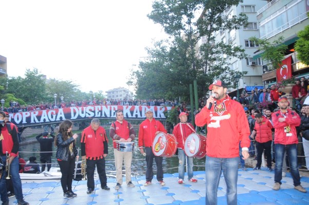 ESKISEHIRSPOR'UN 51'INCI KURULUS YILDONUMUNU TARAFTARLAR PORSUK CAYI KIYISINDA KUTLADI.ESKISEHIRSPOR TARAFTARLAR BIRLIGI BASKANI MURAT DIRI KONUSMA YAPTI. FOTO:EYUP KELEBEK-ESKISEHIR/DHA