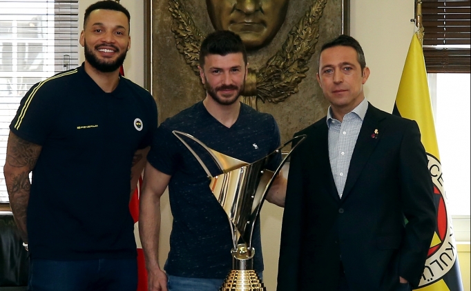 Şampiyon voleybolculardan Ali Koç'a ziyaret
