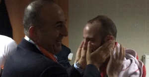 Dışişleri Bakanı ve Vali soyunma odasında