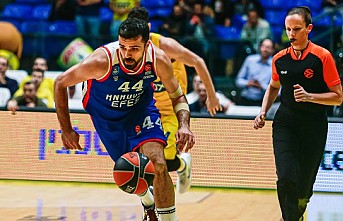 ANADOLU EFES, HIRVAT OYUNCUSU İLE DEVAM DEDİ