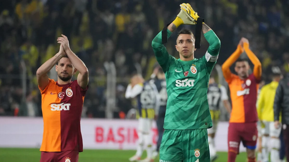 Galatasaray’da Muslera ve Mertens Ayrılıyor, Osimhen İçin Geri Sayım Başladı