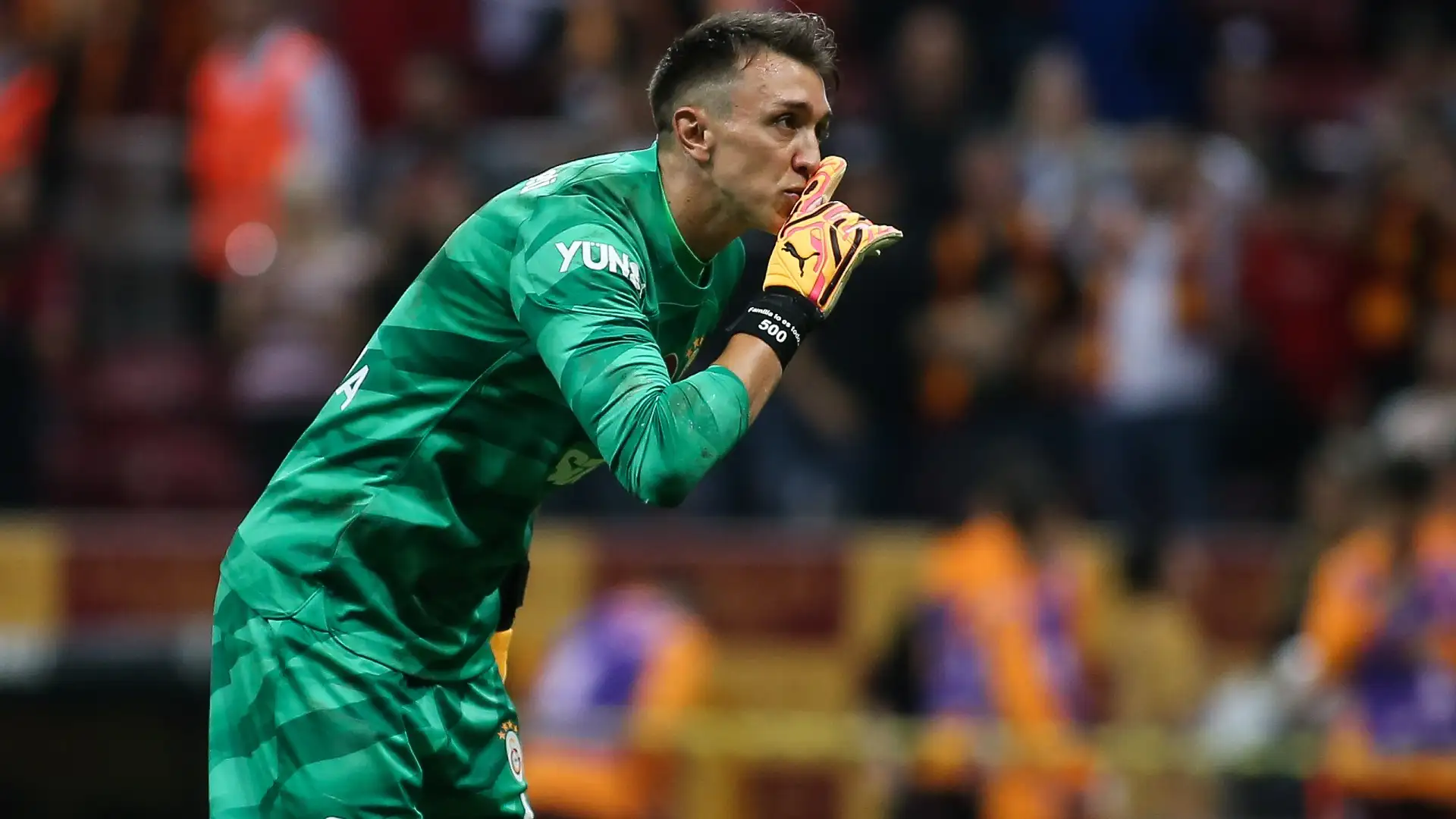 Fernando Muslera takım arkadaşlarıyla vedalaştı